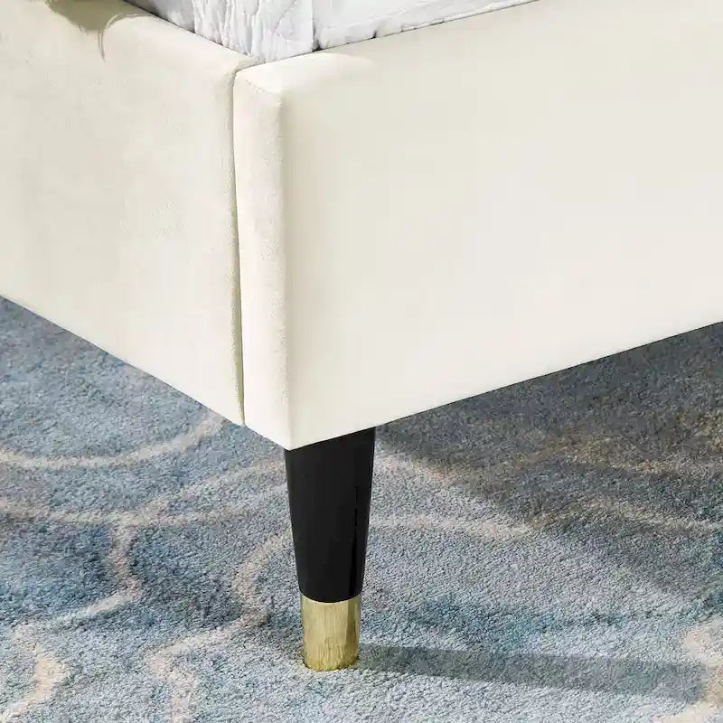 Lit plateforme beige avec tête de lit et oreilles en velours